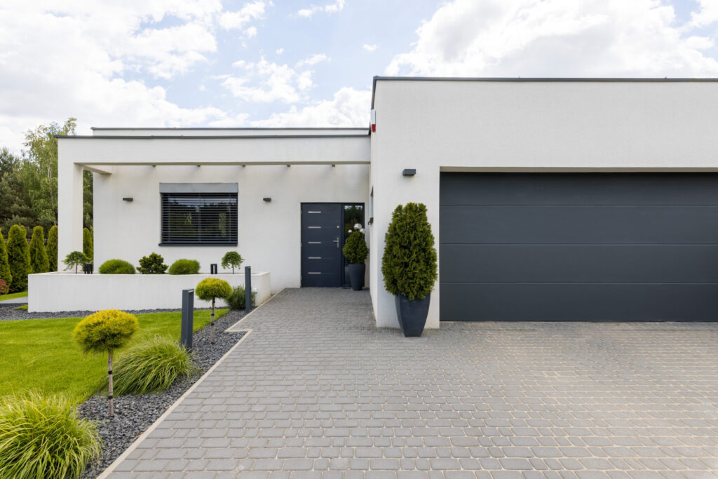 Portes d'entrée et portes de garage installées par Confort et Bois Normandie