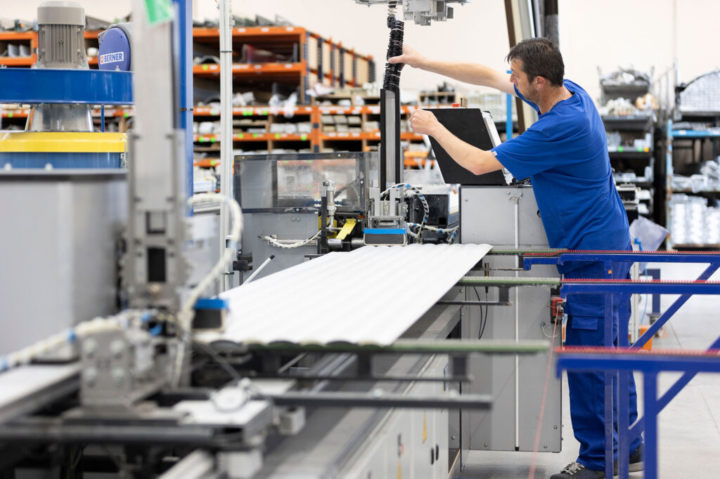 Fabrication d'une porte de garage dans l'atelier Isorol Industrie